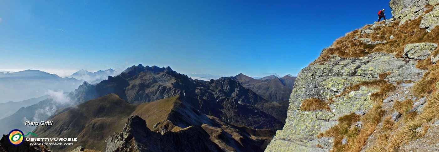 38 Vista sulla cresta di salita dal Monte di Sopra.jpg